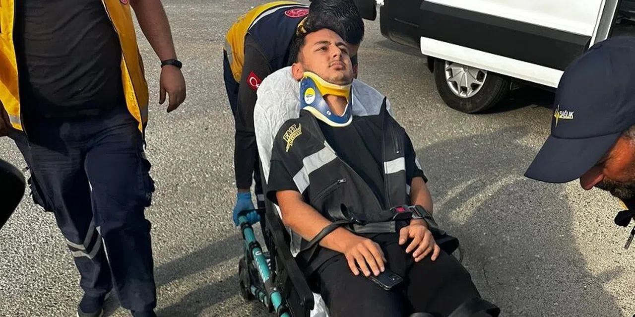 Otomobille motosiklet çarpıştı, kurye yaralandı