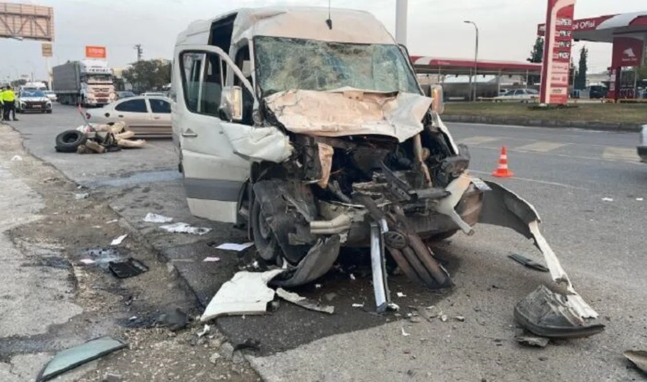 İşçi Servisi İle Tır Çarpıştı: 12 Yaralı