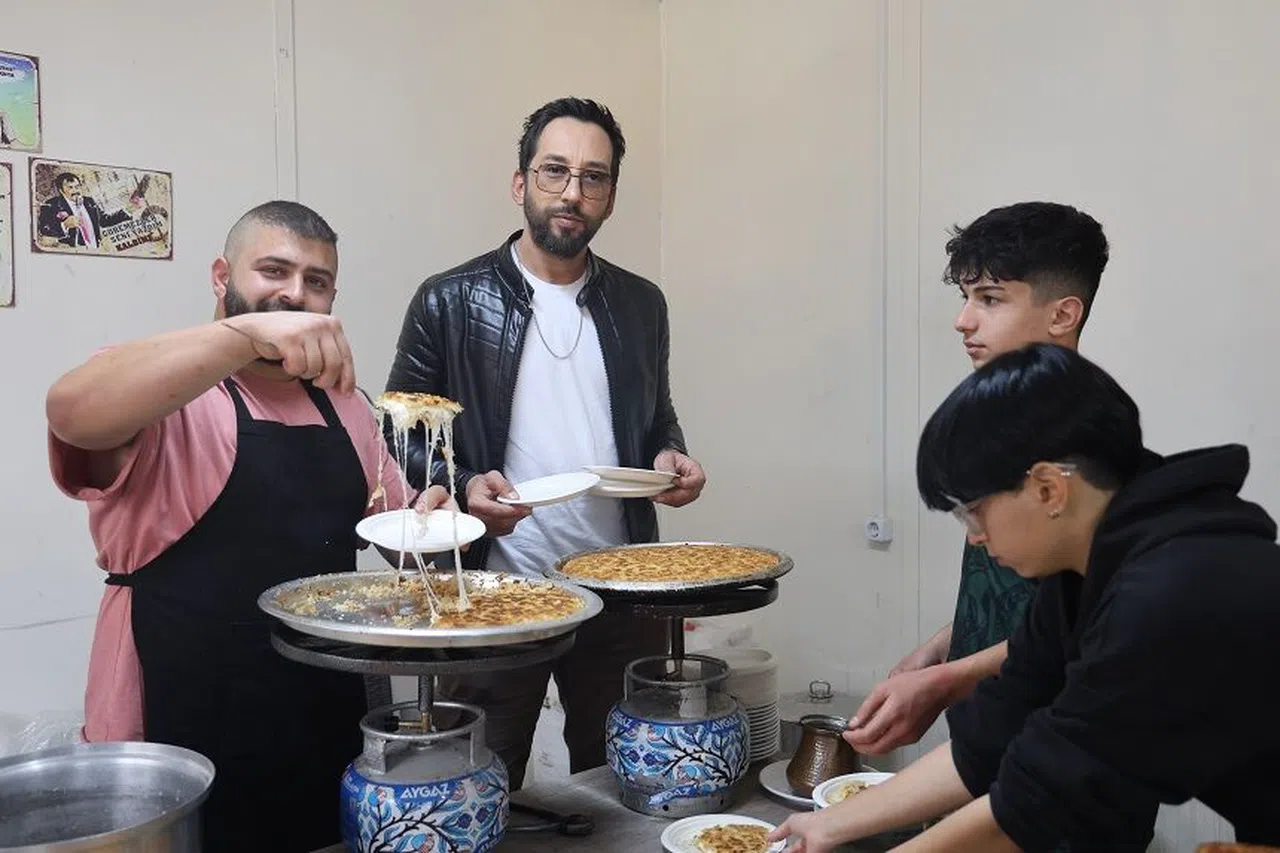 Takipçi sayısının 500 binin üzerine çıkmasını vatandaşlara künefe dağıtarak kutladı
