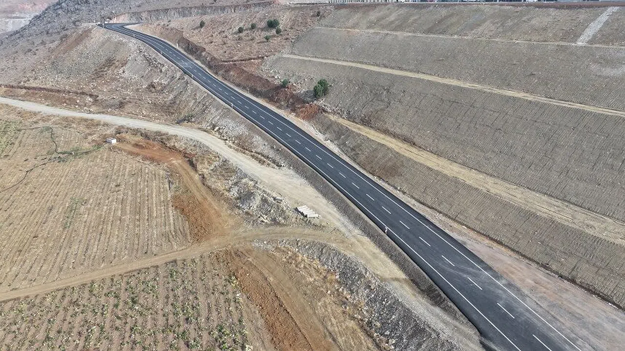 Büyükşehir, Türkoğlu Acil Durum Hastanesi Yolunu Tamamladı