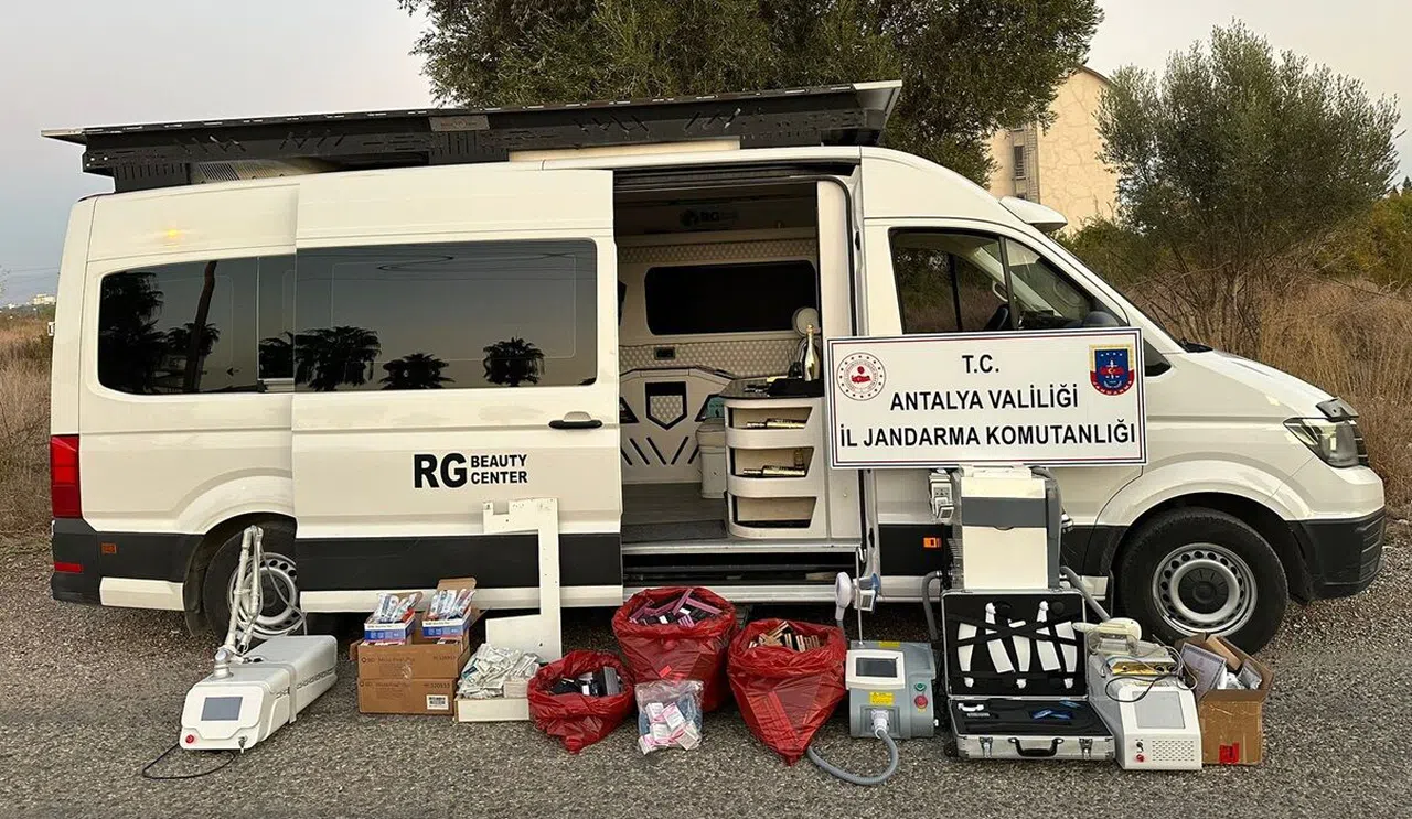 VIP Aracı Güzellik Merkezine Dönüştürüp Botoks Yaptığı İddiasıyla Gözaltına Alındı