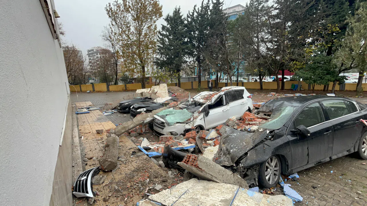 Kahramanmaraş’ta Okul İçerisindeki Otomobillerin Üzerine Duvar Devrildi