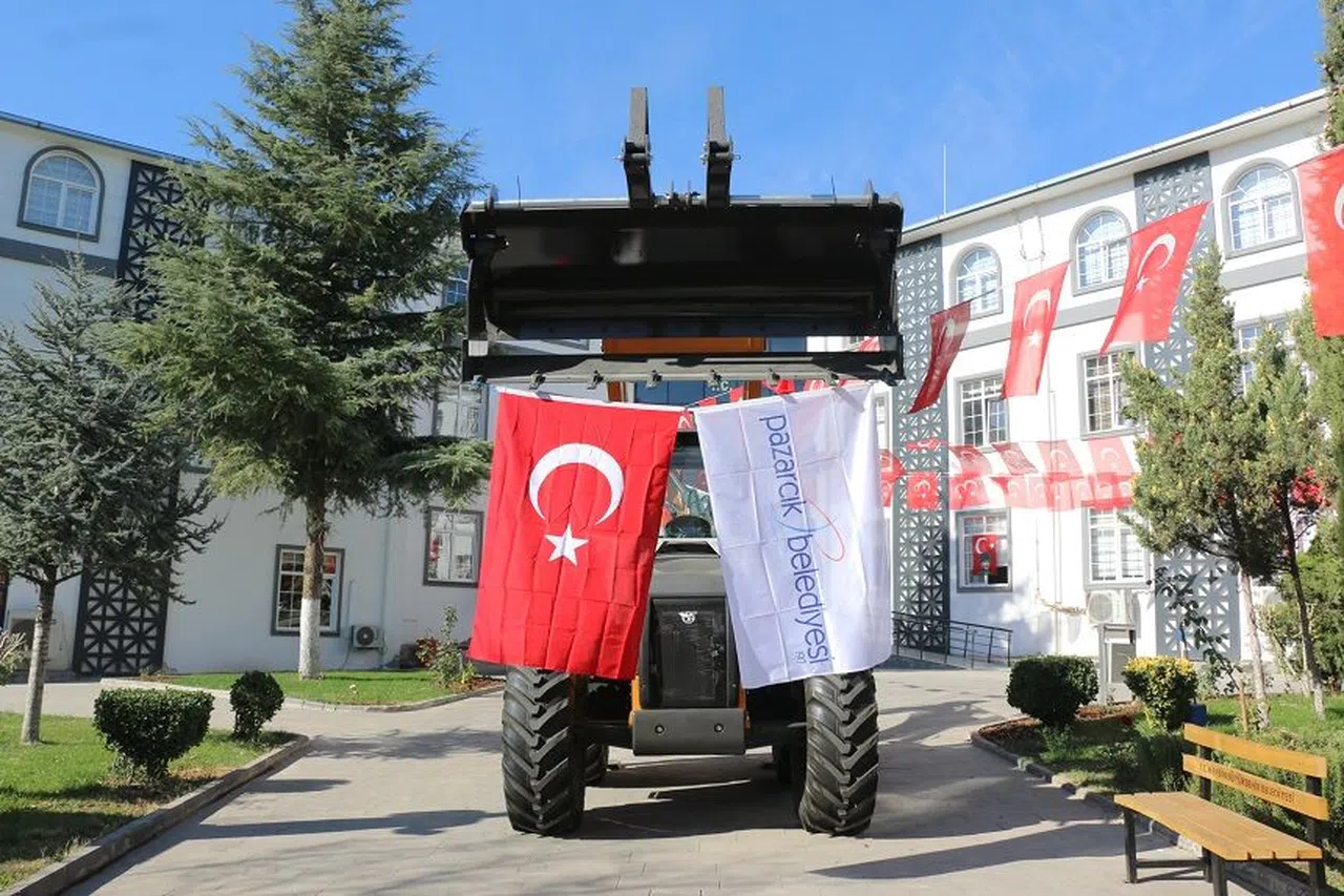 Ekrem İmamoğlu, Pazarcık’a Kepçe Hibe Etti