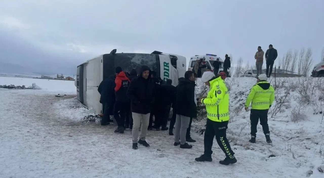 Yolcu Otobüsü Devrildi: Çok Sayıda Yaralı Var