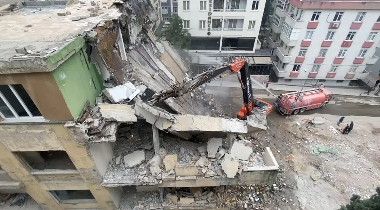Kahramanmaraş’ta Ağır Hasarlı Binaların Yıkımı Sürüyor