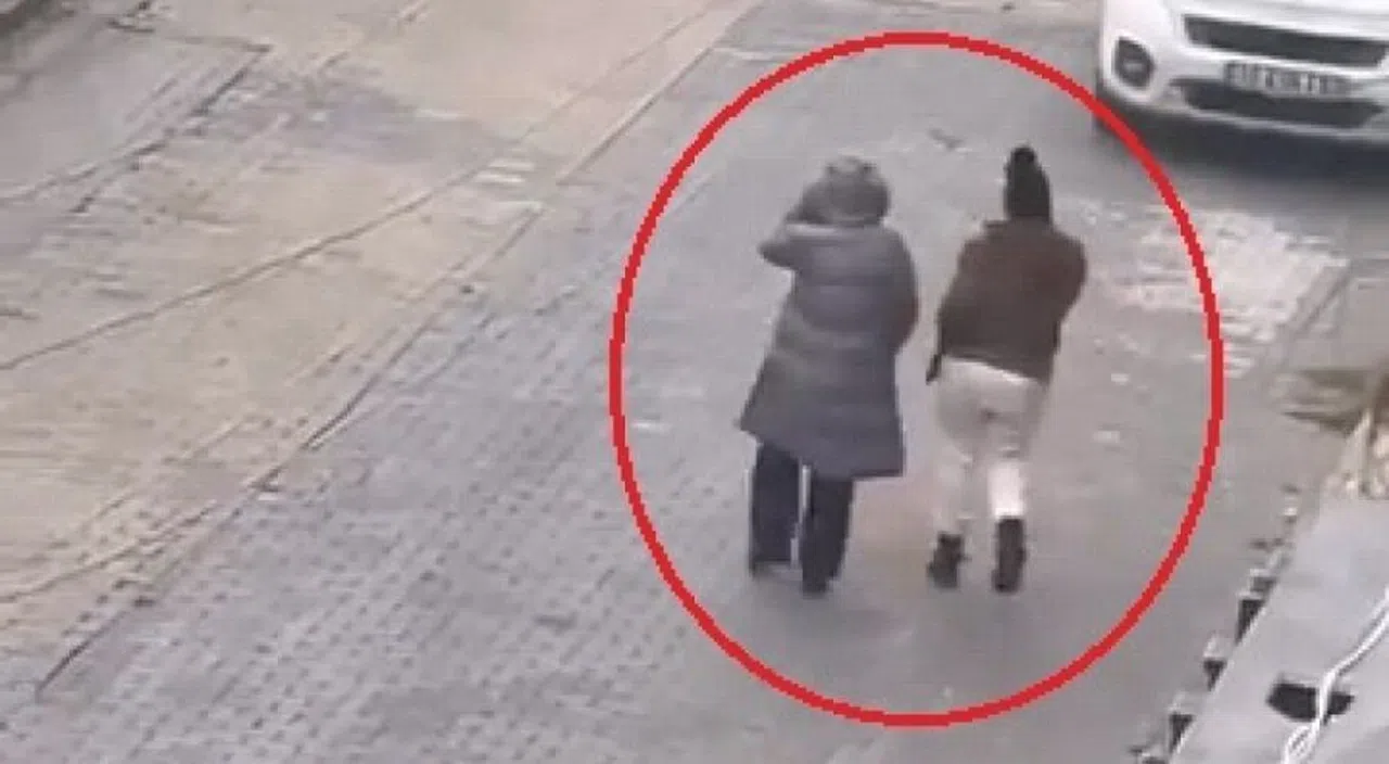 Kapıları Kredi Kartıyla Açıp 4 Evi Soyan 2 Kadın Yakalandı