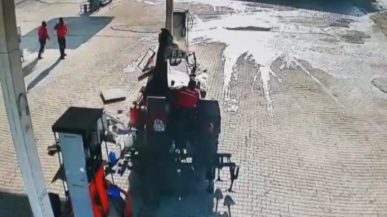 Petrol İstasyonunda Korku Dolu Anlar: Ayağı Gaza Basılı Kalınca Traktörle Pompayı Yıktı