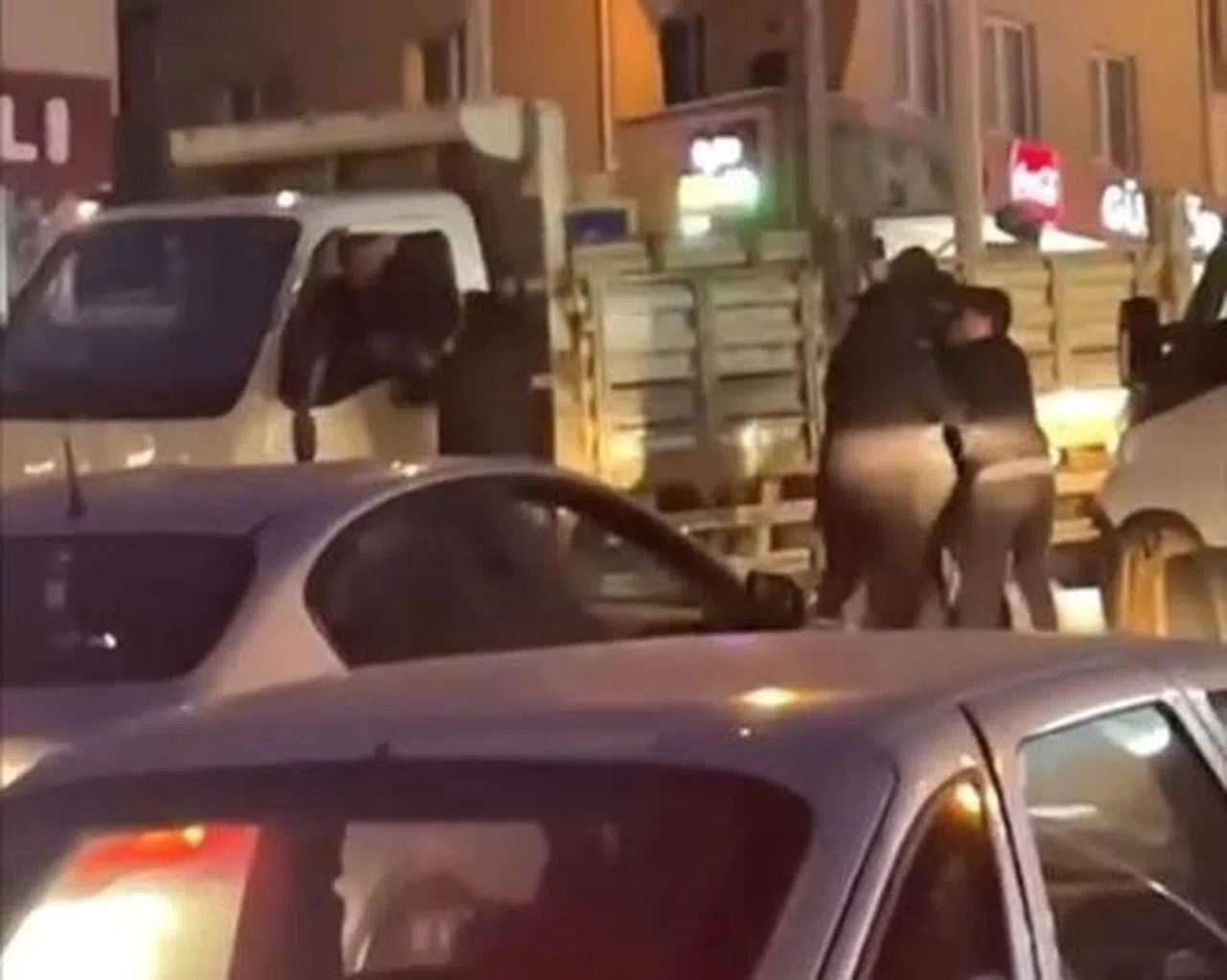 Yol Verme Kavgasında Trafik Durdu, Yumruklar Havada Uçuştu