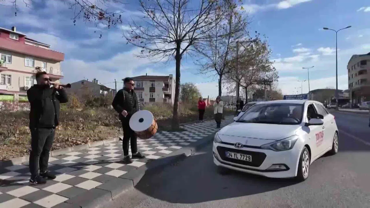 3. Denemesinde Ehliyet Sınavını Geçen Kadına Davullu Zurnalı Kutlama