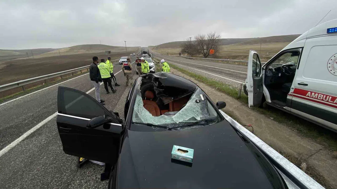 Tırdan Fırlayan Tekerin Seyir Halindeki Otomobilin Tavanına Düşmesiyle 1 Kişi Öldü