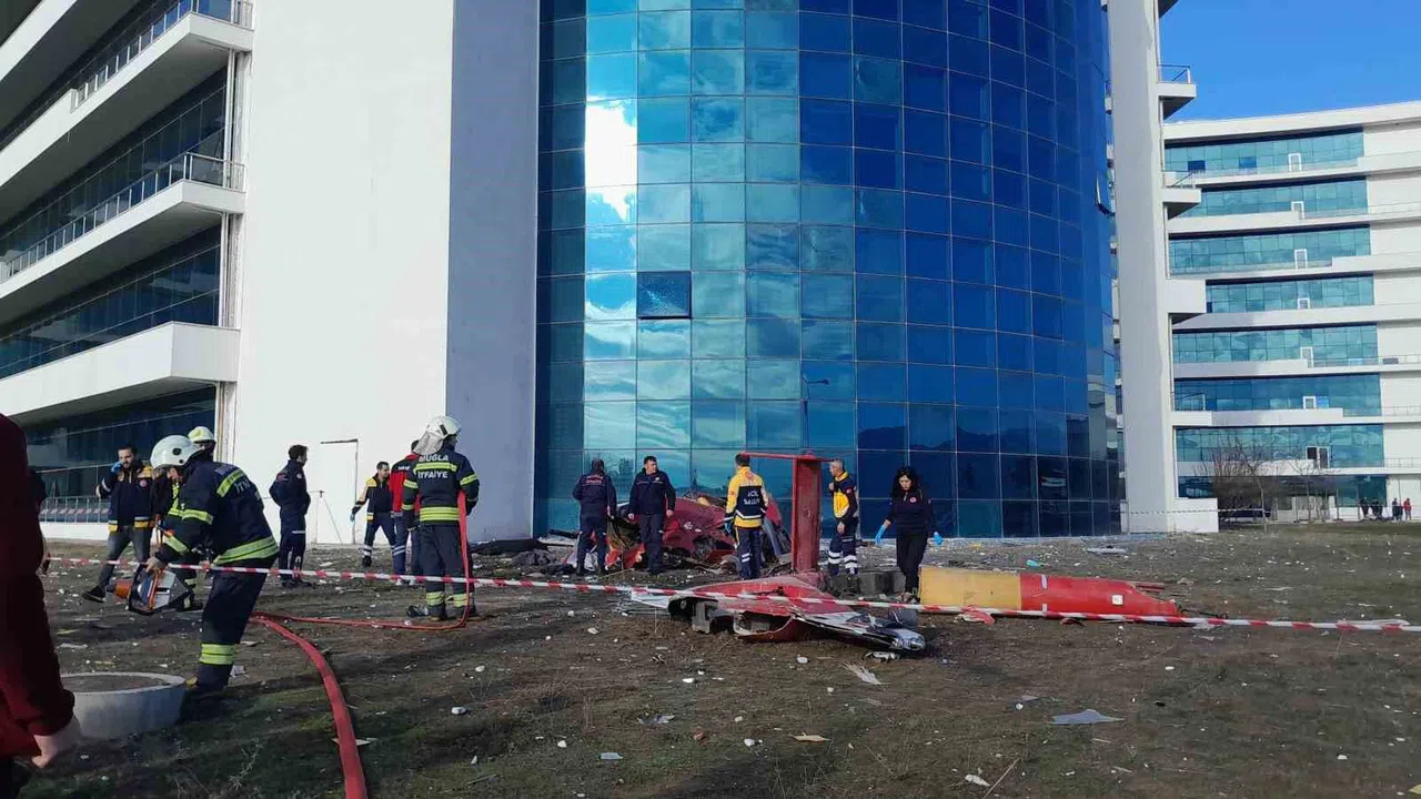 Yoğun Sis Nedeniyle Binaya Çarpan Ambulans Helikopter Düştü: 4 Ölü