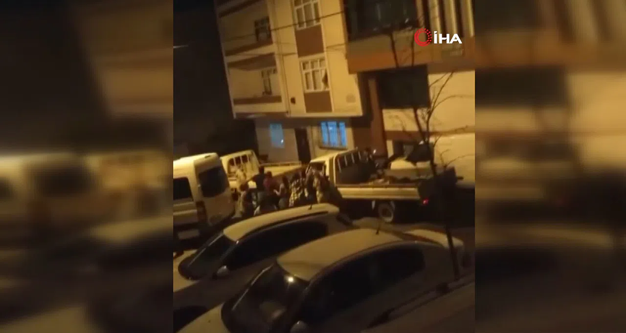 Karı - Koca Kavgasına Aileler Dahil Oldu, Bir Adam Kamyonet İle Kalabalığa Daldı
