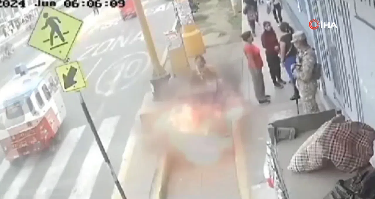 Kaldırımına Adımını Attığı Anda Elektrik Kutusu Patladı