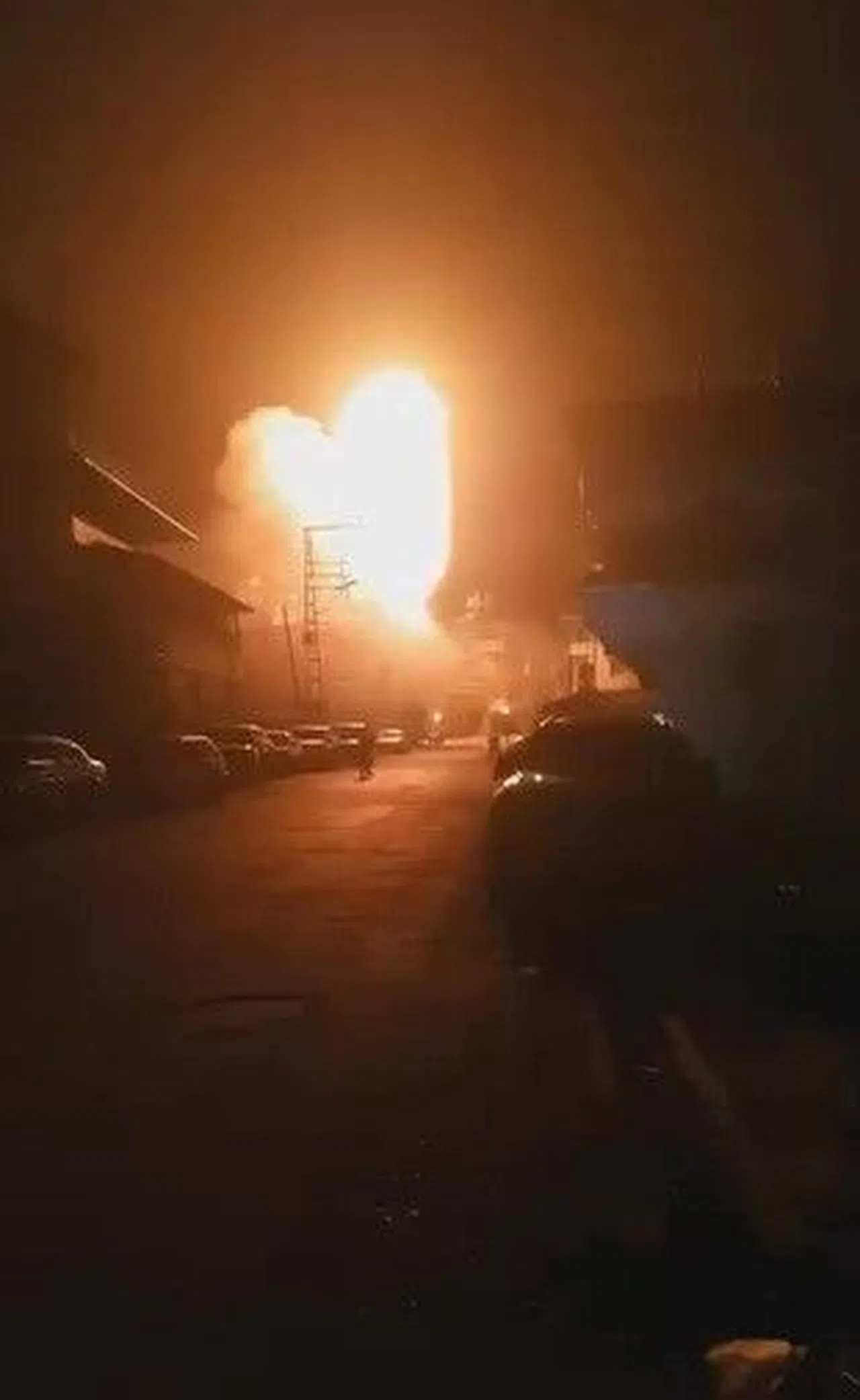 Bomba Gibi Patlayan Trafo Vatandaşları Tedirgin Etti