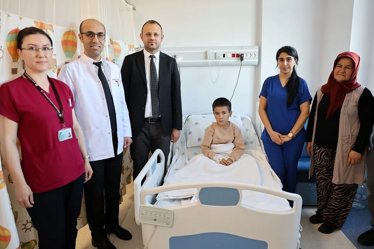 10 yaşındaki Berat, milyonda bir görülen tümörden kurtuldu