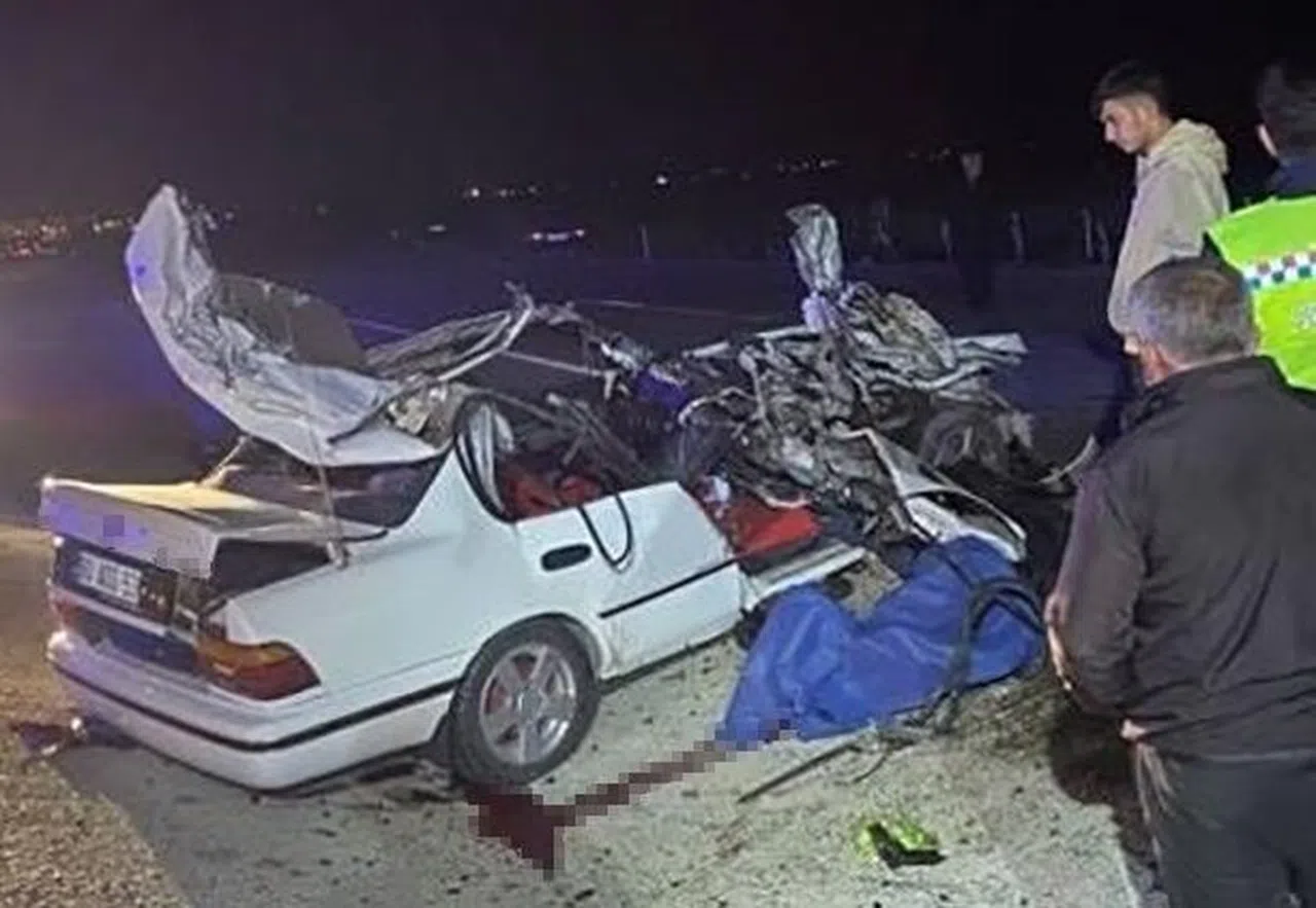 Otomobil Traktöre Arkadan Çarptı: 1 Ölü, 2 Yaralı