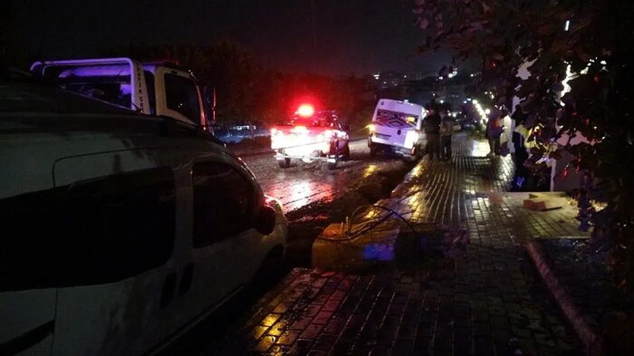 Alanya'da Yol Çöktü, 3 Araç Çukurda Mahsur Kaldı