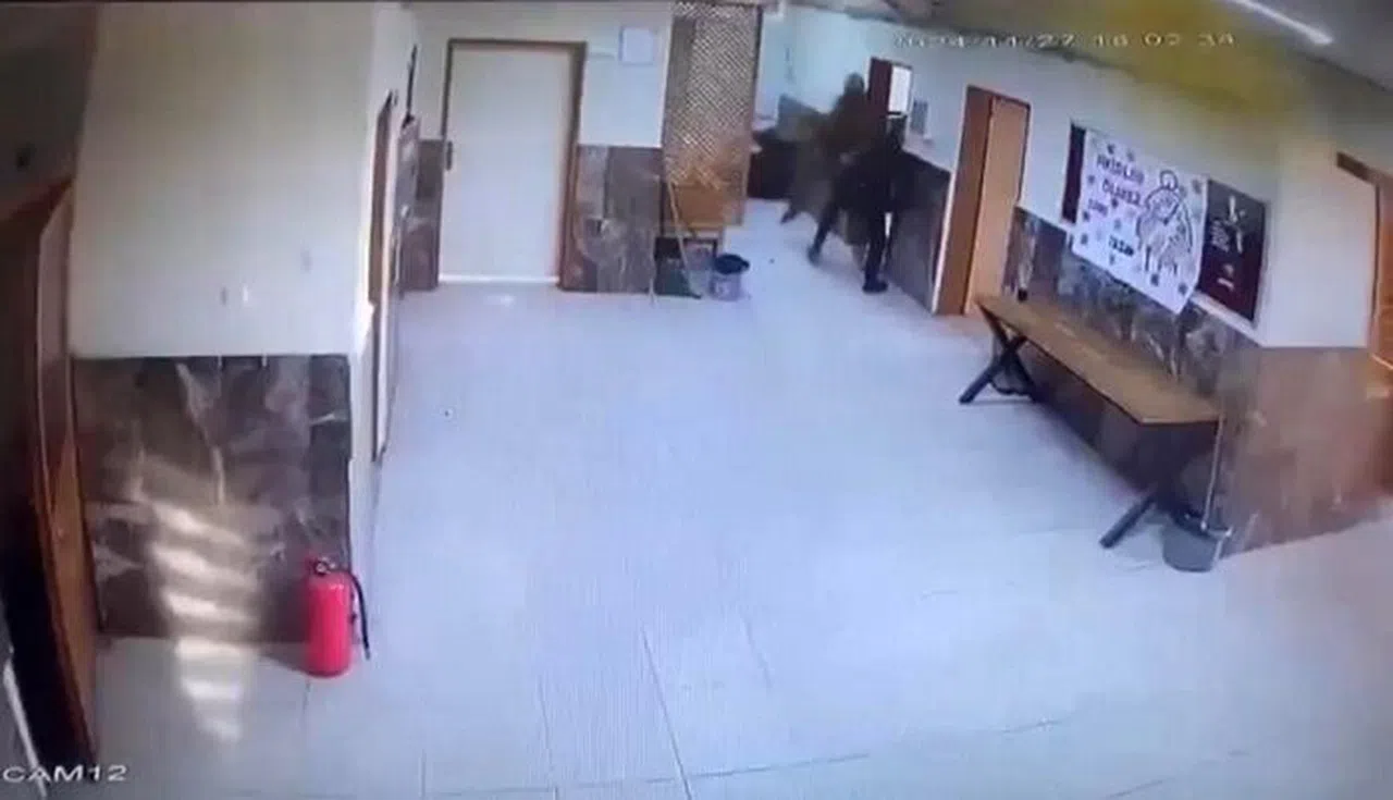 Ağabeyi 2 Öğretmeni Dövdü, Kadın Öğretmen Açığa Alındı