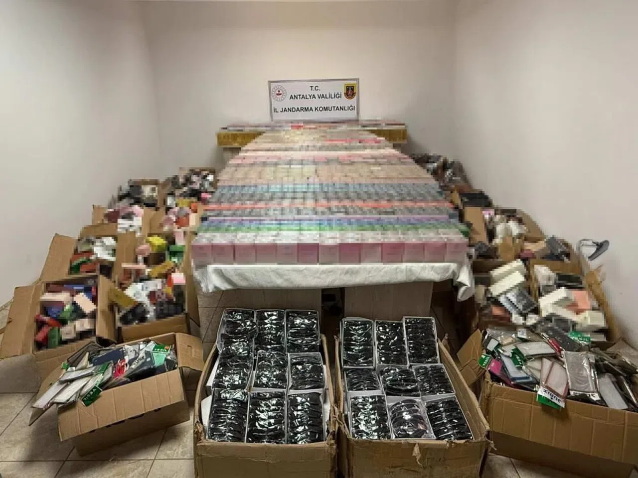 Jandarmadan Kaçak Parfüm ve Güneş Gözlüğü Operasyonu