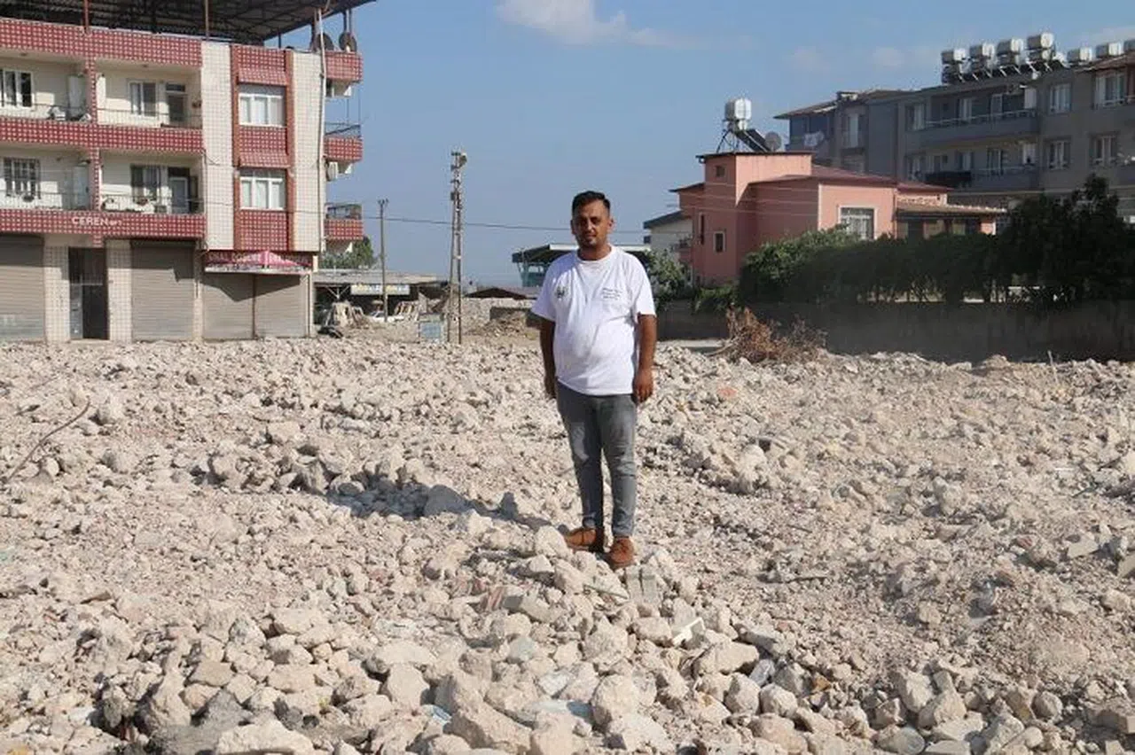 Ağır Hasarlı Binaya Asansörlü Nakliye Aracıyla Çıkıp, Yavru Köpeği Kurtardı