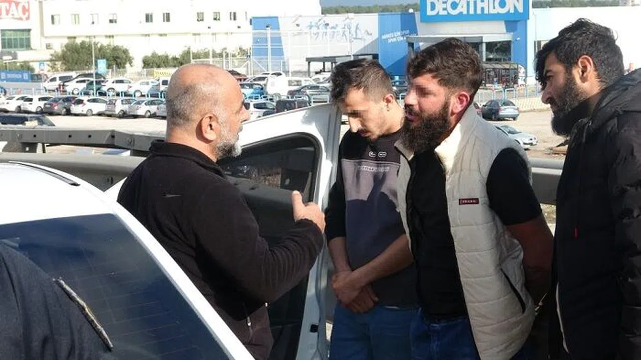 Polisin Lastiklerini Patlatarak Durdurduğu Ehliyetsiz Sürücü: "Ehliyetsiziz Diye Araba Mı Kullanmayalım"