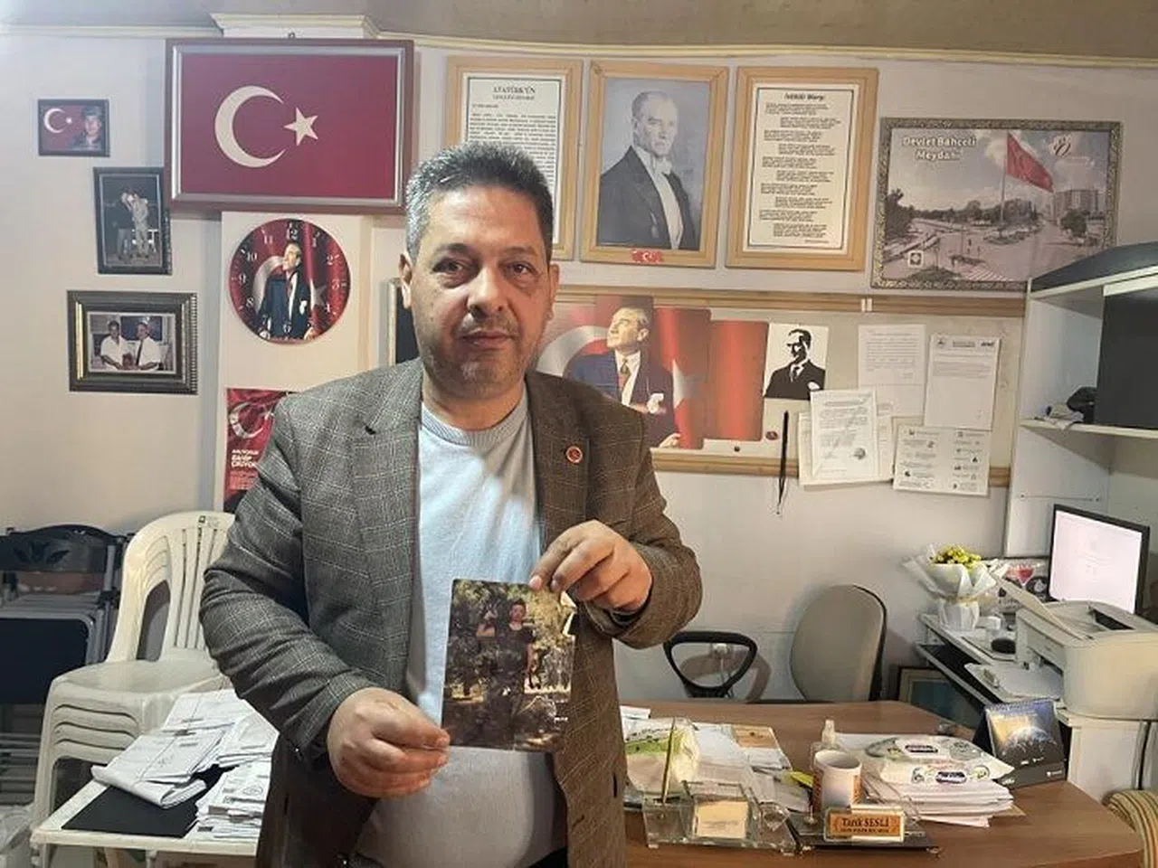 Mahalle Muhtarı Enkazdan Çıkan Hatıraların Sahiplerini Arıyor