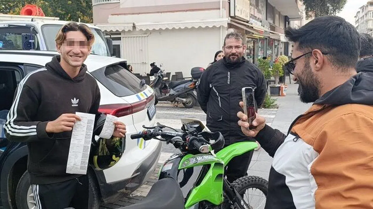 İlk Kez Ceza Yedi, Ceza Makbuzuyla Hatıra Fotoğrafı Çektirdi