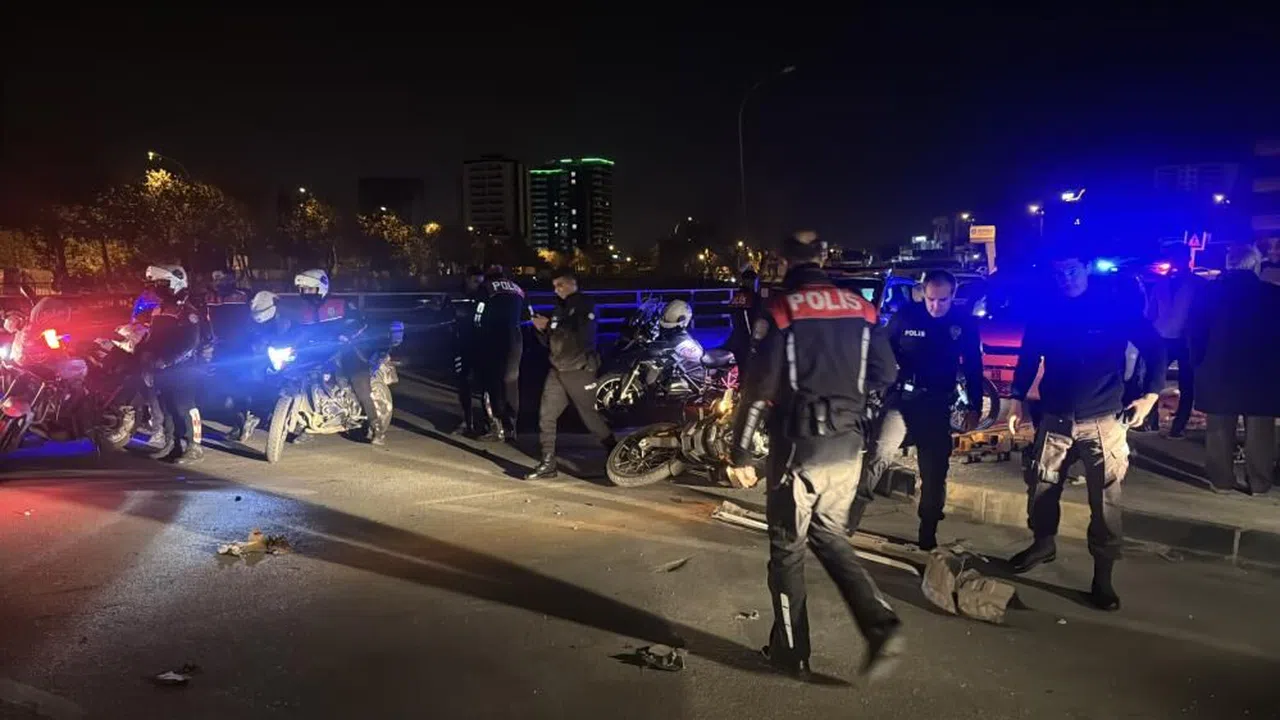 Adana'da 'Dur' İhtarına Uymayan Aracı Kovalayan Polis Ekibi Kaza Yaptı: 2 Yaralı