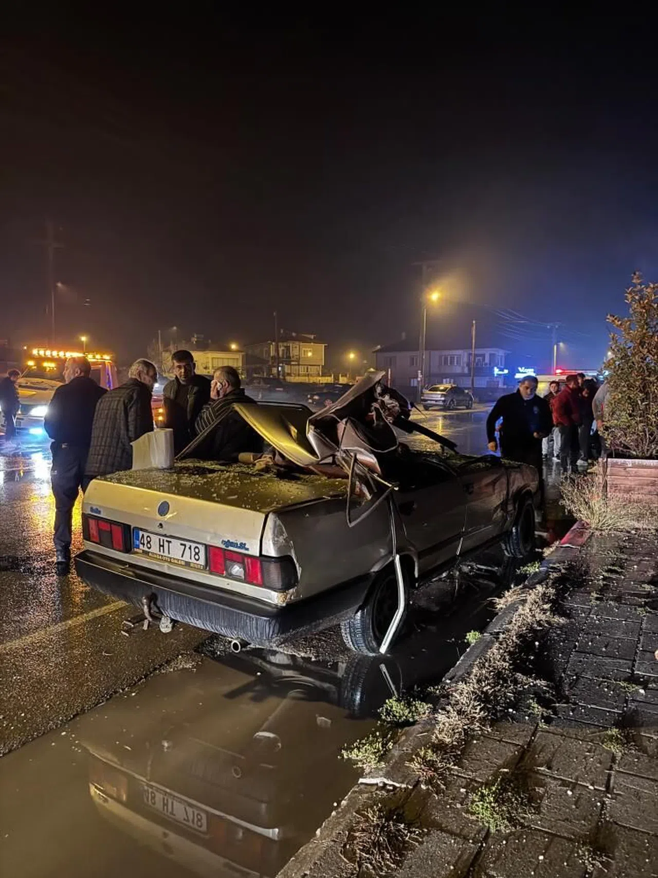 Alkollü Sürücü Park Halindeki Kamyona Çarptı, Araç Hurdaya Döndü