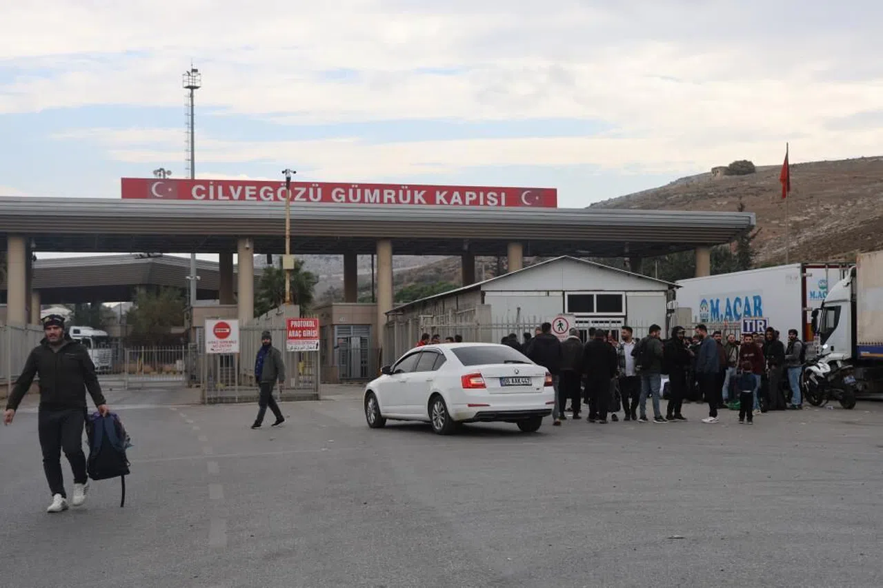 Rejimin Devrildiğini Duyan Suriyeliler Ülkelerine Dönmek İçin Cilvegözü’ne Akın Ettiler