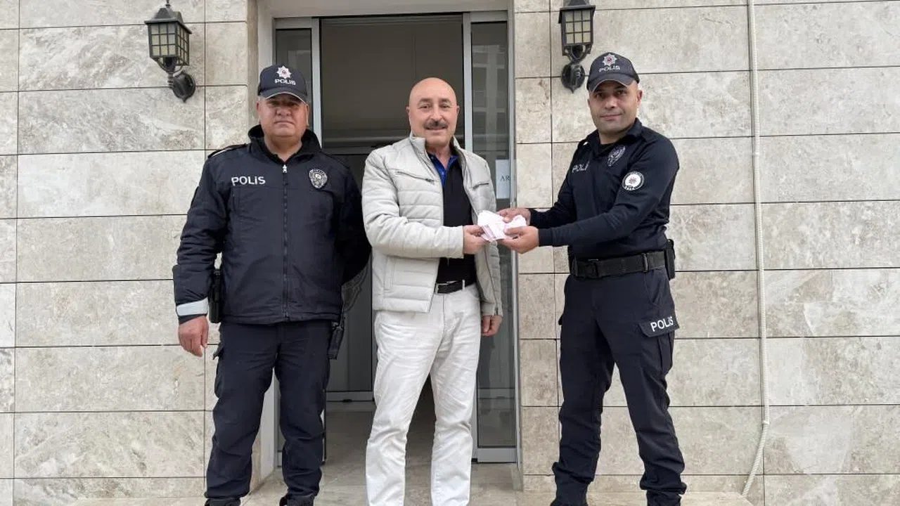 Polis ekipleri buldukları 30 bin 200 TL’yi sahibine teslim etti