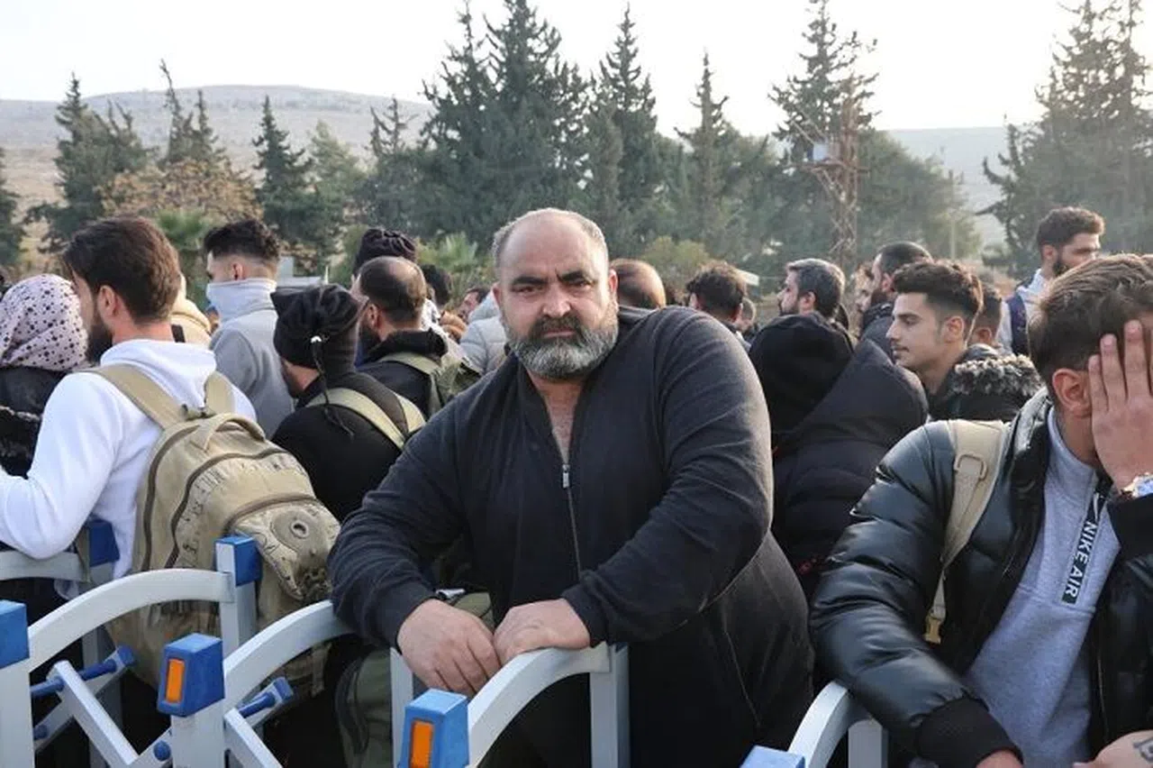 Esad Rejiminden Canını Zor Kurtarmıştı, Güle Oynaya Tekrar Ülkesine Döndü