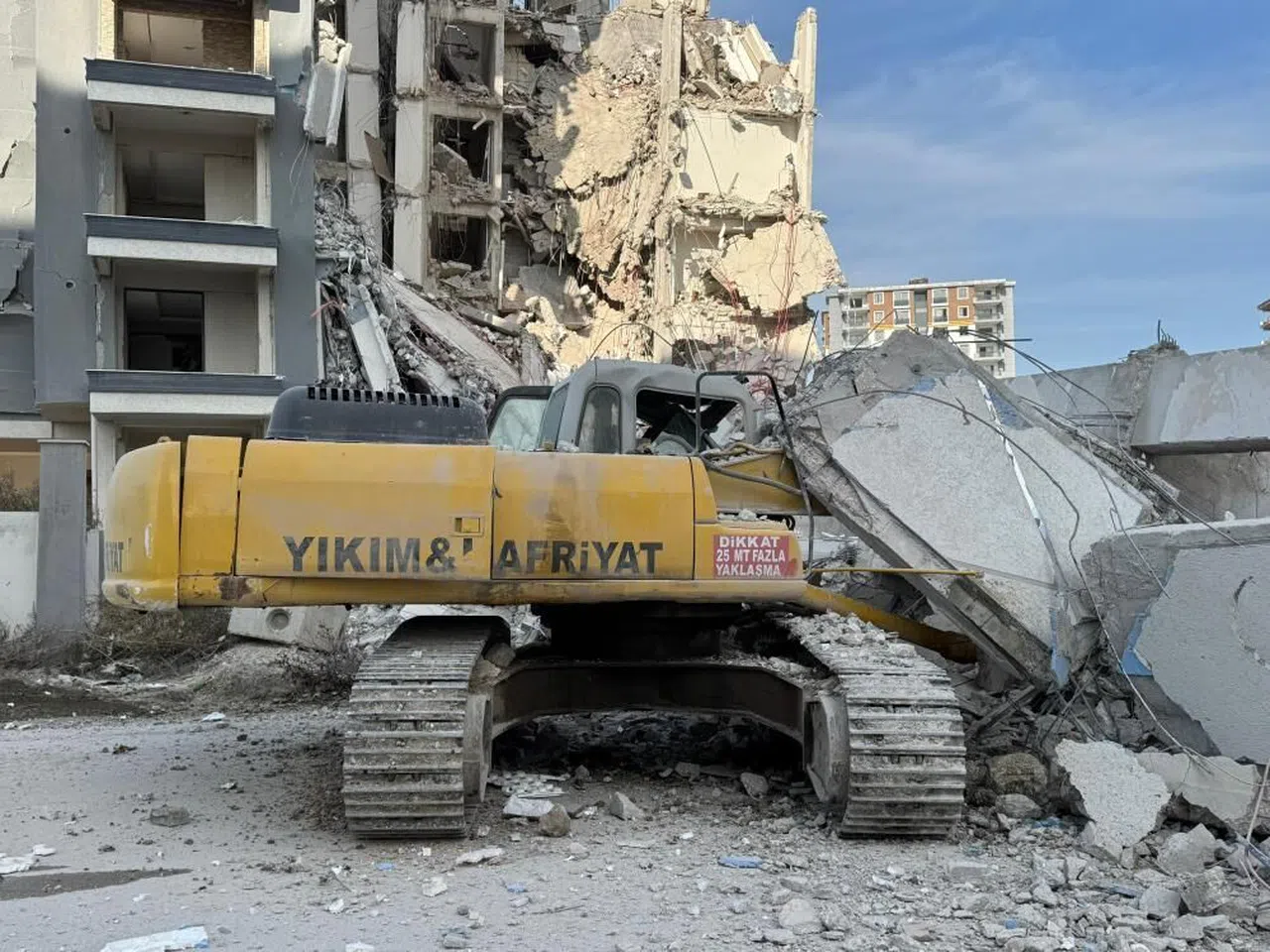 11 Katlı Binanın Yıkımında İş Makinesi Operatörü Yaralandı
