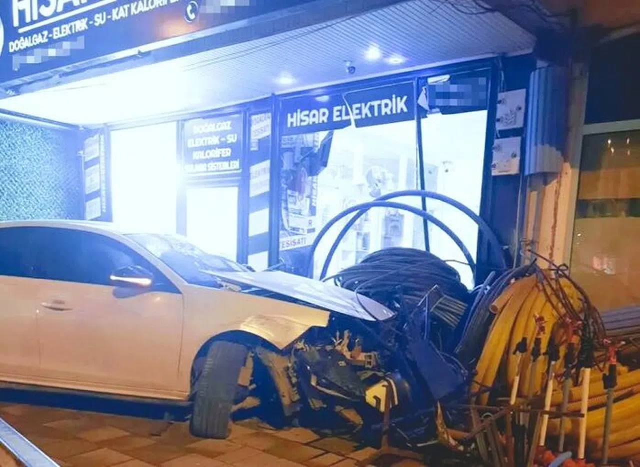 Kontrolden Çıkan Otomobil İş Yerine Daldı