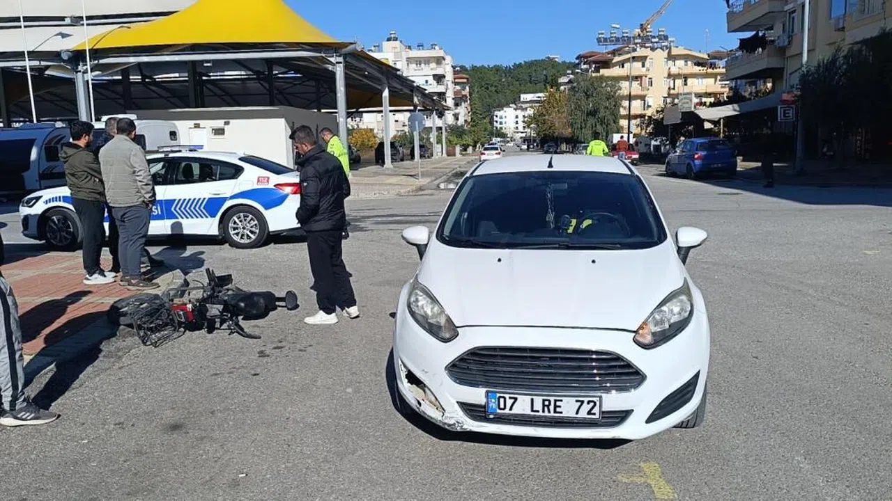 Otomobil İle Elektrikli Bisiklet Çarpıştı: 1 Yaralı