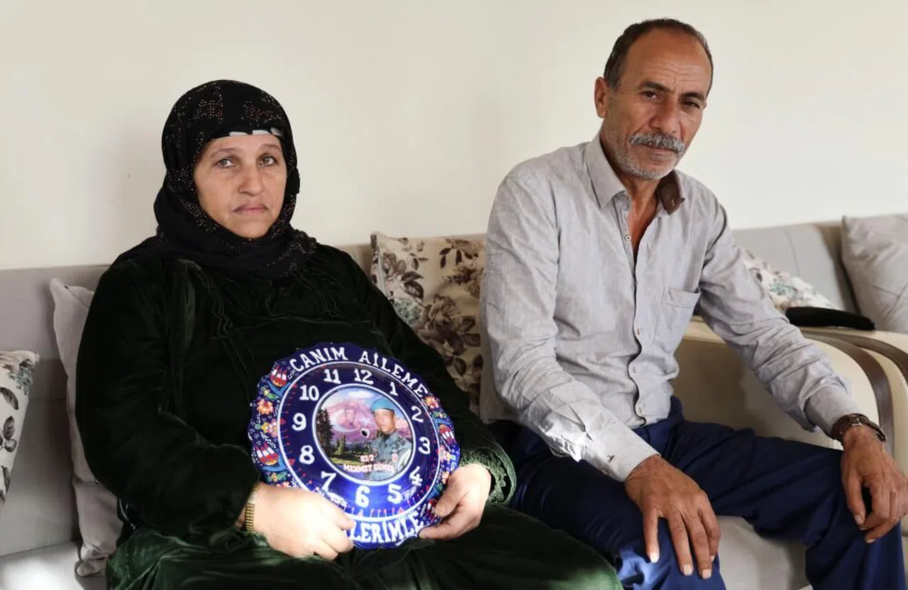 Suriye'de Tutuklu Olan Oğullarından Gelecek Haberi Bekliyorlar