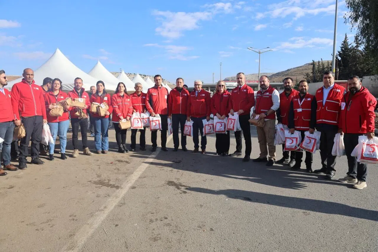 Kızılay, ülkelerine dönen Suriyeli çocuklara hediye paketi dağıttı