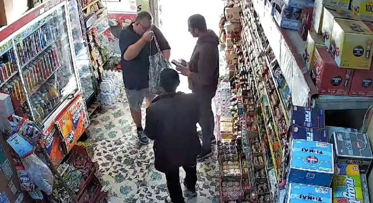 İşyeri Sahibi Namaz Kılarken Alman Turist Çantasını Doldurdu