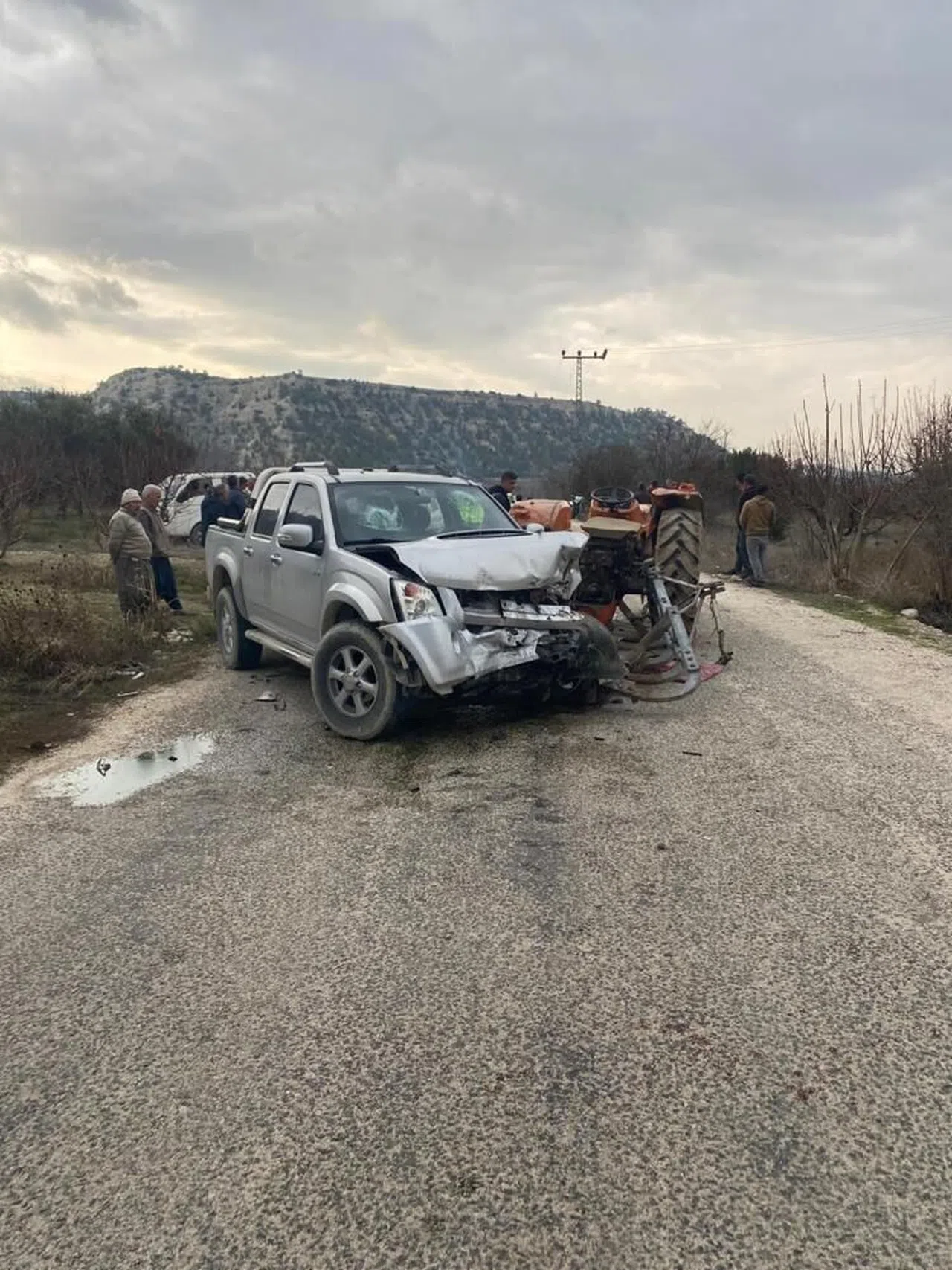 Kamyonet traktöre arkadan çarptı: 4 yaralı