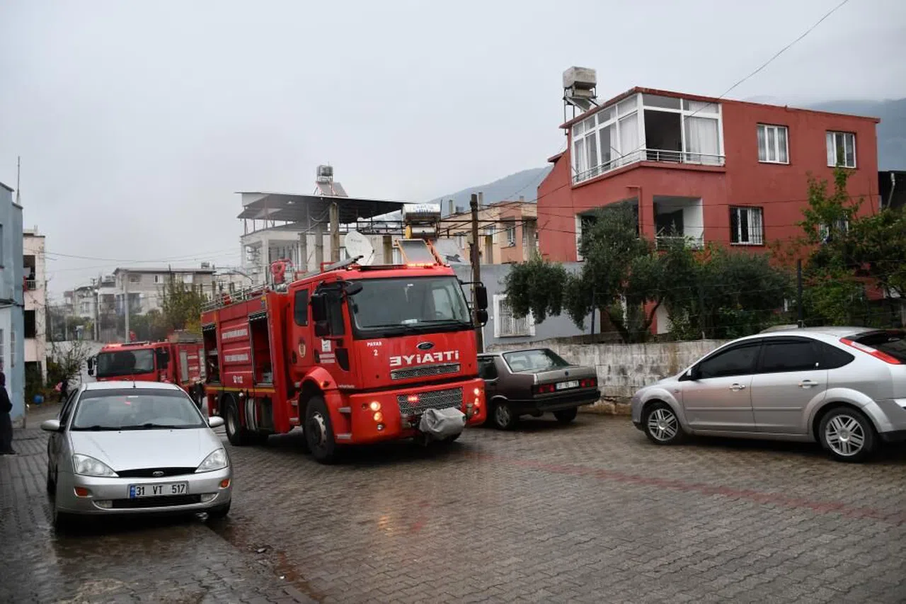 Alevlere teslim olan ev kullanılmaz hale geldi