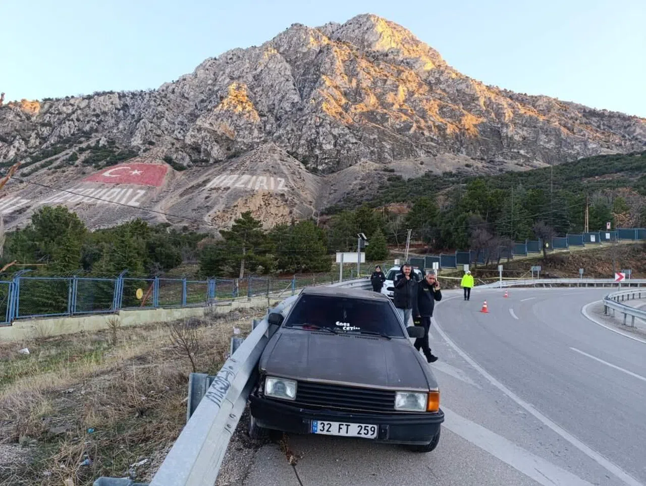 Kontrolden çıkan otomobil bariyerlere çarptı