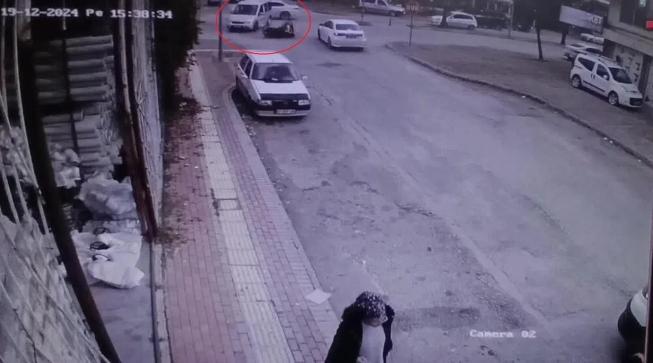 İki Araçla Birden Çarpışan Motosiklet Sürücüsü Ölümden Döndü