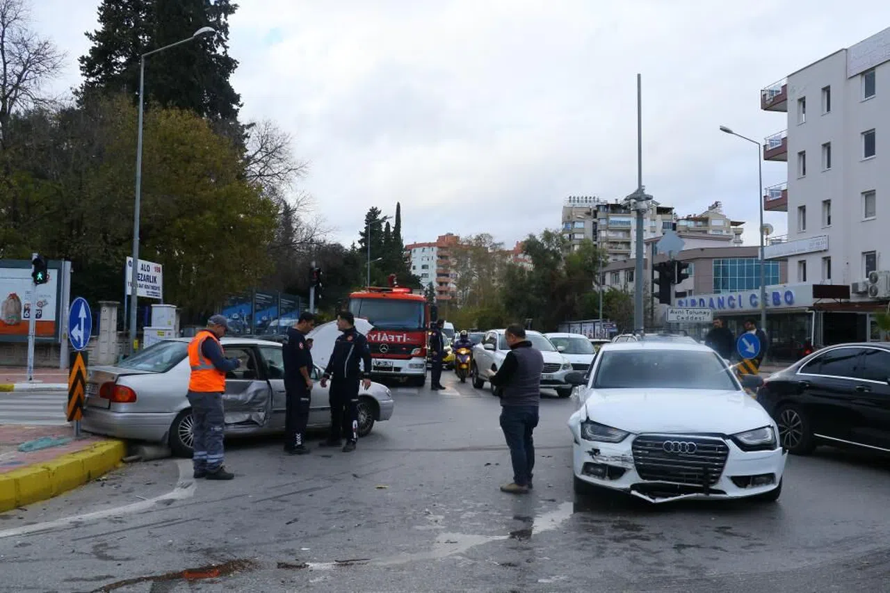 'Dönülmez' Tabelasını Dikkate Almadı, Kaza Yaptı: 1 Yaralı