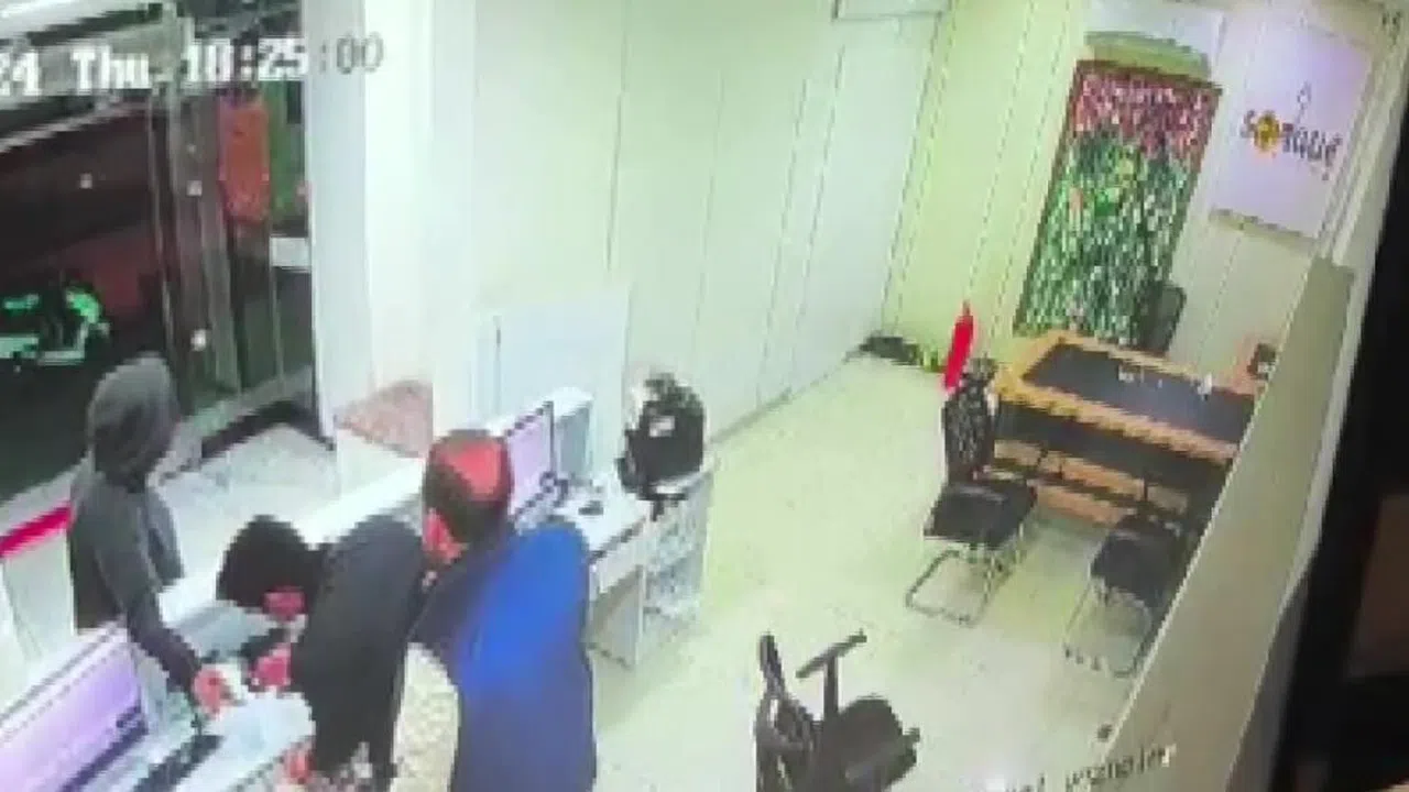 Döviz Bürosunda Silahlı Soygun ve Rehin Alma Anı Kamerada