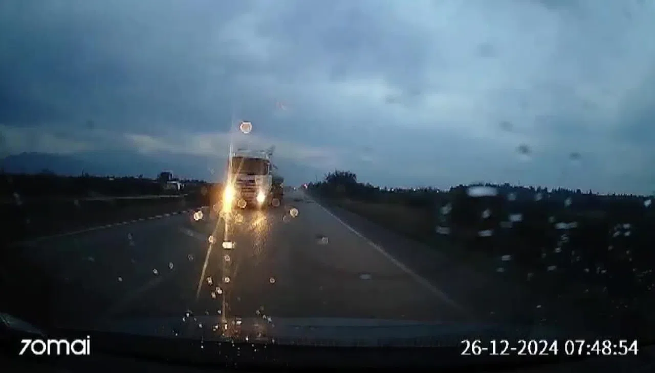 Sürücüsünün Direksiyon Hakimiyeti Kaybettiği Tanker Karşı Şeride Geçti
