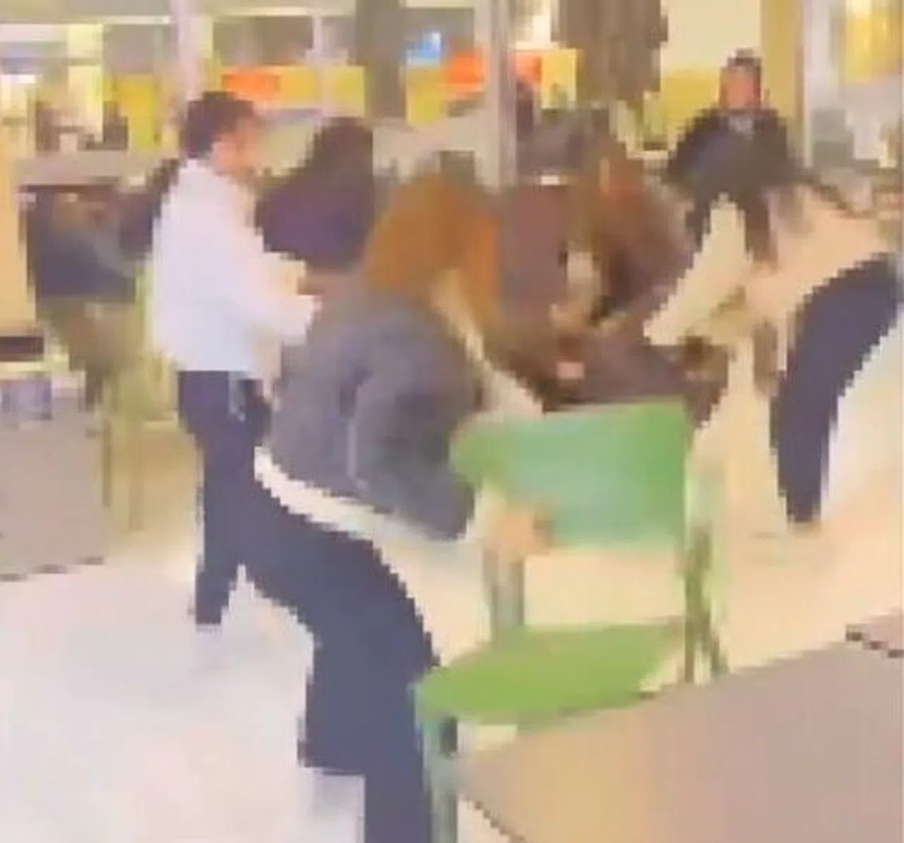 Kızlar Arasında Çıkan Kavgada Yumruk ve Sandalyeler Havada Uçuştu