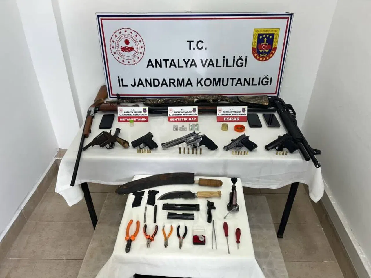 Jandarmadan Ruhsatsız Tabanca ve Uyuşturucu Operasyonu