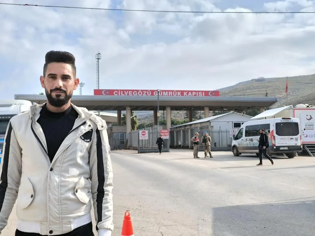 Suriyeliler 2025'e Memleketlerinde Girmek İçin Yılın Son Günü Geçişlerini Sürdürüyor