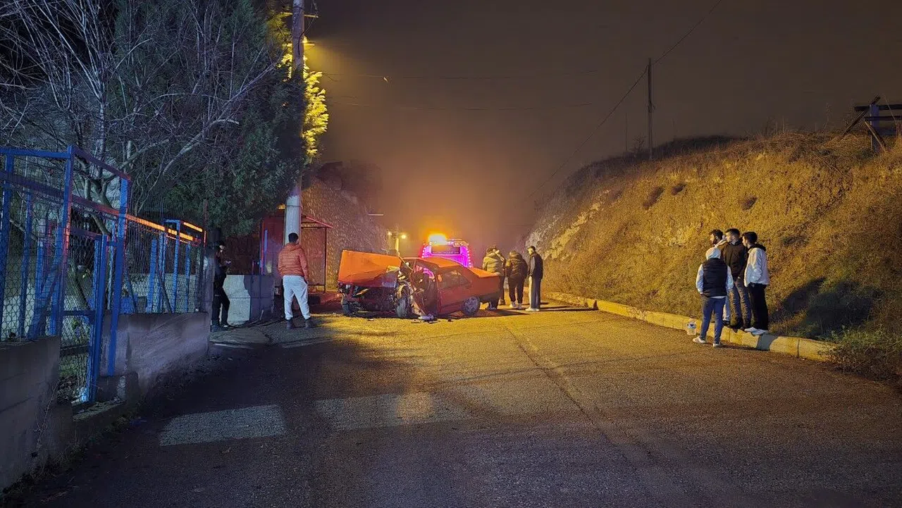 Gençlerin Tofaş’la Hızı Elektrik Direğinde Son Buldu: 3 Yaralı