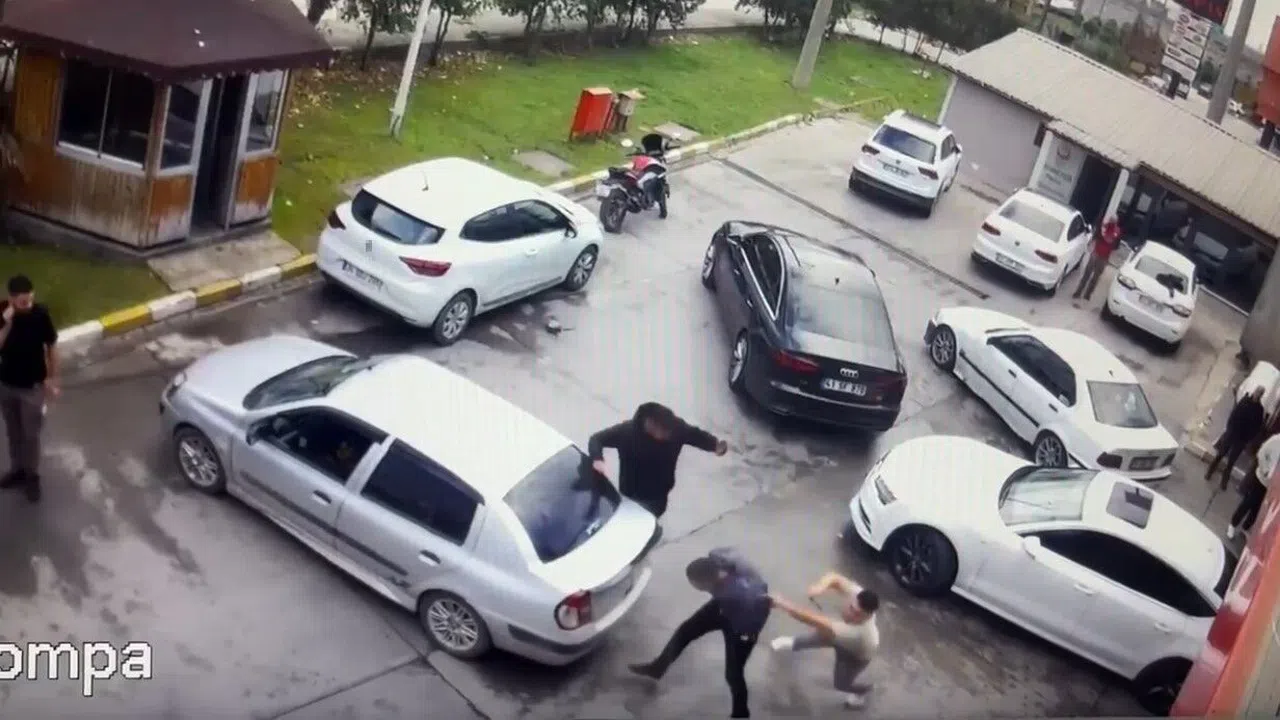 "Araç Açık Kaldı" Uyarısıyla Başladı, Oraklı Kavgaya Dönüştü